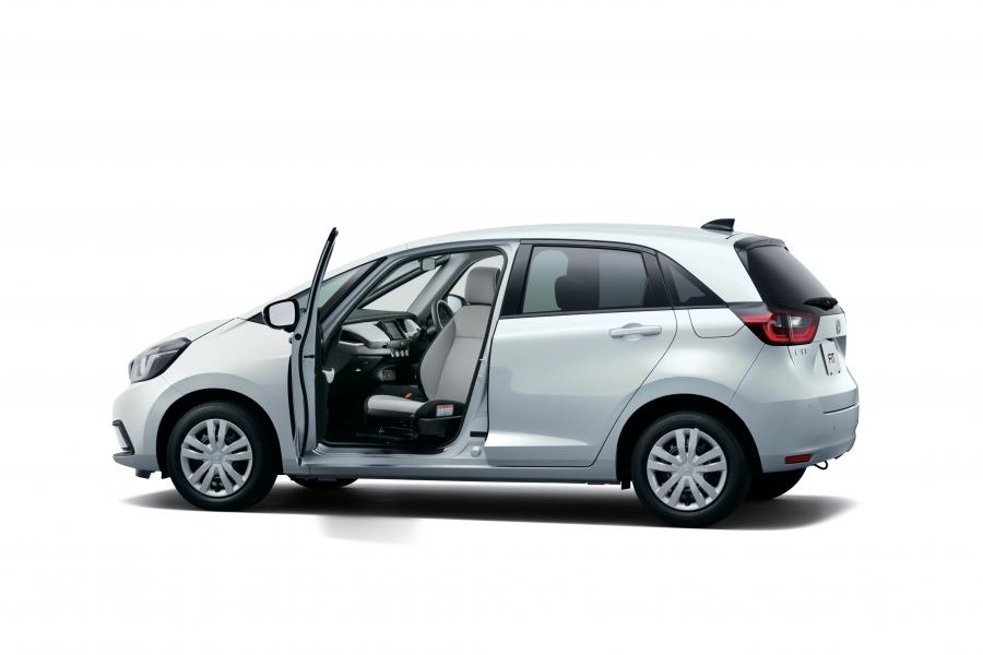  Honda Fit e:HEV Basic 2020 года  (JP) (фото 5 из 6)